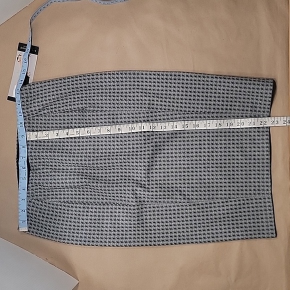 Liverpool, NWT, Size 0, "Bia" Gray & White Geometric Patterned Knit Pencil Skirt - Picture 2 of 5